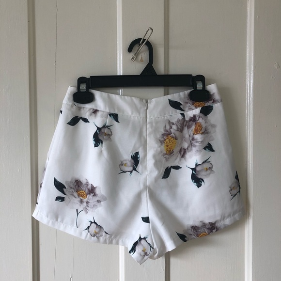 Floral High-Waisted Shorts - Picture 2 of 3